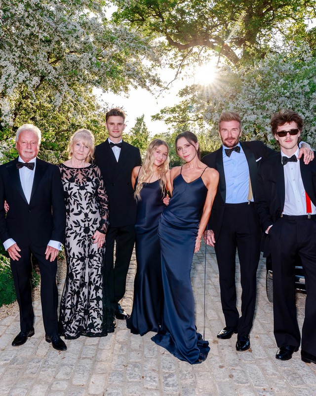 Bộ ảnh đậm chất tài phiệt của gia đình Beckham hút triệu lượt "tim", Victoria gạt phăng con trai cả giữa tin đồn "cạch mặt"- Ảnh 3.