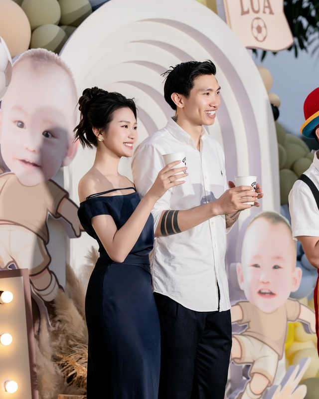 Bố vợ doanh nhân của Văn Hậu hiếm hoi lộ diện, "dân chơi hip hop" giờ là ông ngoại phong độ nhất làng bóng đá- Ảnh 2. Bố vợ doanh nhân của Văn Hậu hiếm hoi lộ diện, "dân chơi hip hop" giờ là ông ngoại phong độ nhất làng bóng đá- Ảnh 2.