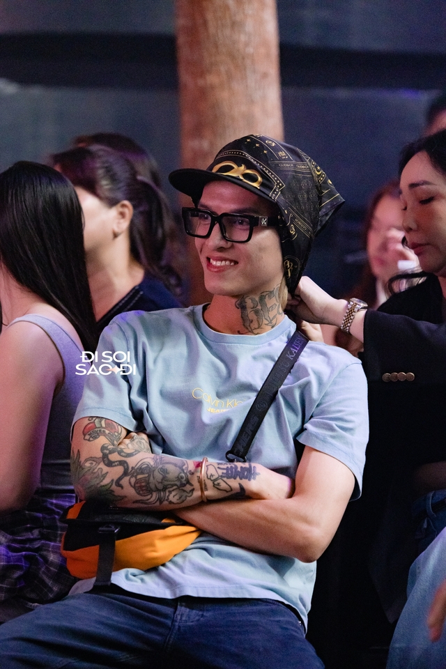 Concert Rap Việt “trá hình” của đội BigDaddy: Loạt rapper hoá thần tượng chất, “trùm cuối” đu xà xuất hiện cực nghệ- Ảnh 12.