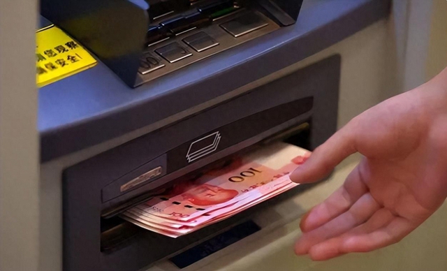 Nam sinh nhận bản án 8 năm tù vì số tiền 3,5 tỷ đồng chuyển khoản nhầm, gia đình "chết lặng" khi biết tin- Ảnh 3. Nam sinh nhận bản án 8 năm tù vì số tiền 3,5 tỷ đồng chuyển khoản nhầm, gia đình "chết lặng" khi biết tin- Ảnh 3.