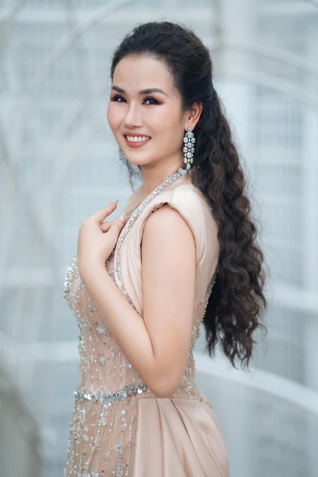 Đông Hùng lên tiếng về Võ Hạ Trâm sau màn hát cùng ở đại lễ 30/4, hành động ra sao mà ai cũng tấm tắc?- Ảnh 4. Đông Hùng lên tiếng về Võ Hạ Trâm sau màn hát cùng ở đại lễ 30/4, hành động ra sao mà ai cũng tấm tắc?- Ảnh 4.