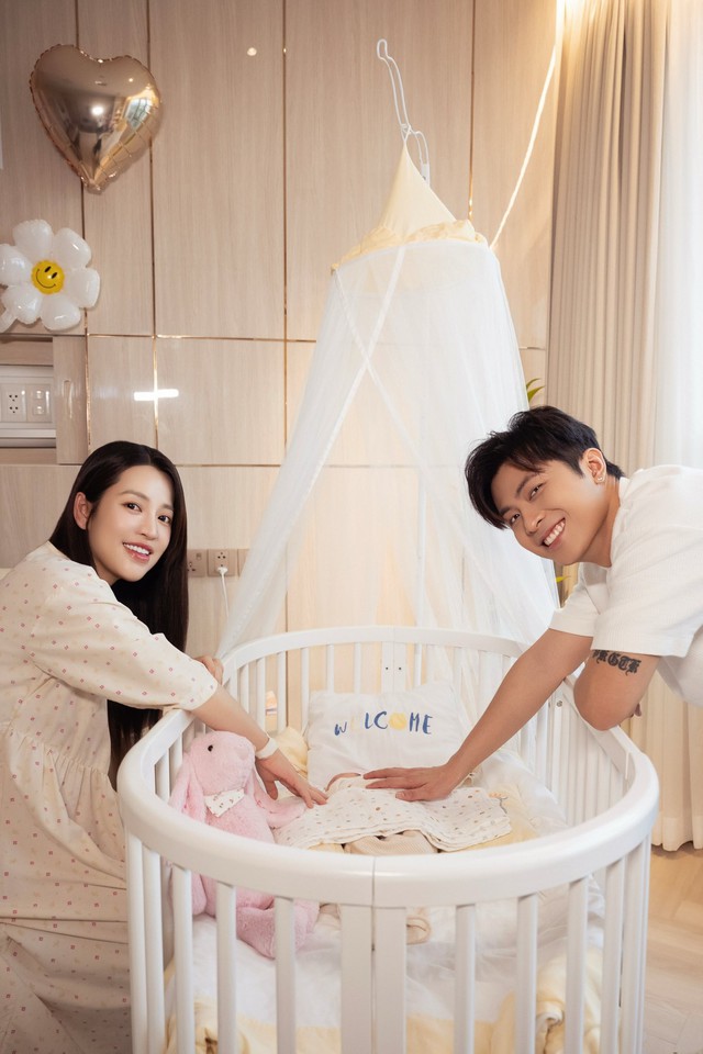 Những hình ảnh đầu tiên của em bé Vbiz vừa chào đời là con của cặp đôi đình đám đang "gây sốt" mạng xã hội- Ảnh 2.