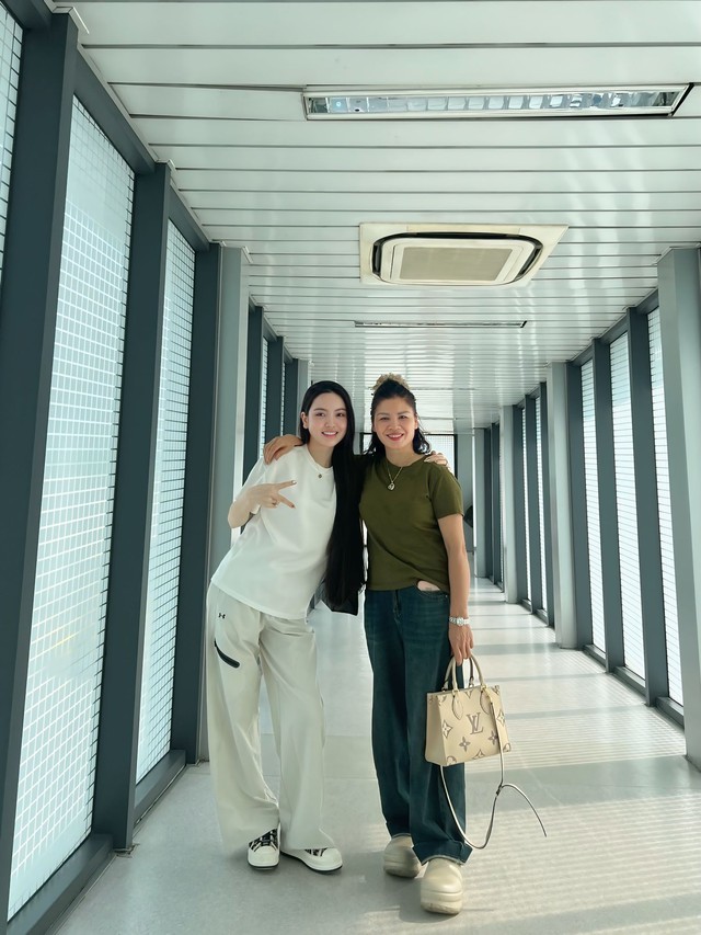 Chu Thanh Huyền trổ tài "nịnh" mẹ Quang Hải, khéo thế này bảo sao dính loạt drama vẫn được mẹ chồng yêu thương- Ảnh 1.