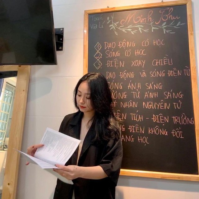 Hiện tượng mạng "cô giáo Vật lý Minh Thu" trở lại sau ồn ào, tự tin "flex" trình độ ngoại ngữ mượt mà - Ảnh 1.