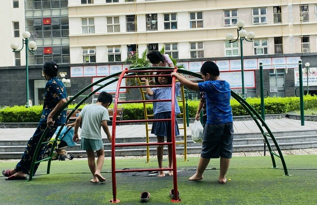 Đang đi dạo ở sân chung cư bị bịch bún rơi trúng người, mẹ bỉm hoảng hồn nhưng vẫn tự nhủ "còn may chán!"- Ảnh 6.