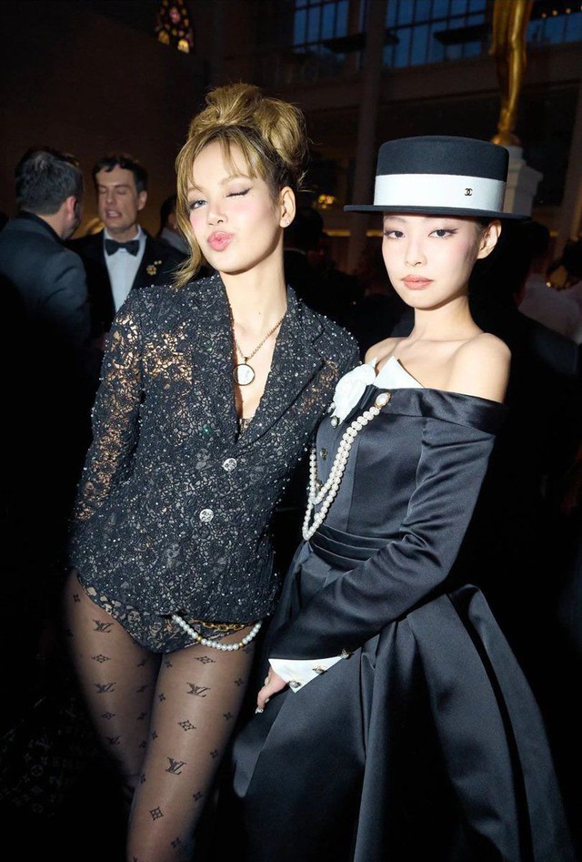 Khung hình khó hiểu của Jennie - Lisa (BLACKPINK) tại Met Gala 2025: Chuyện gì xảy ra thế này?- Ảnh 1.