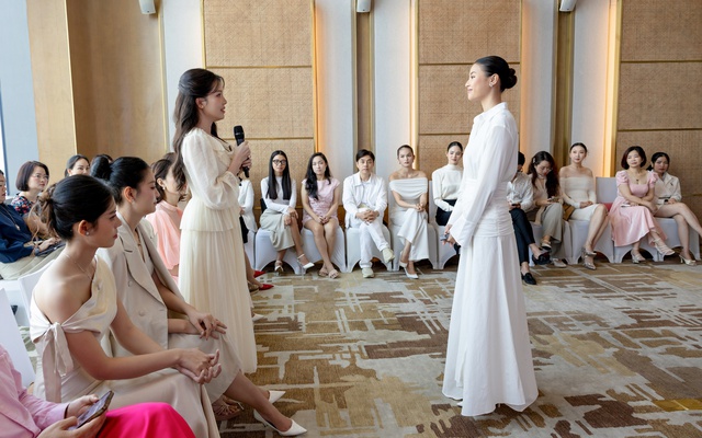 Lớp học nghi thức kinh doanh: Xu hướng mới của giới doanh nhân- Ảnh 1. Lớp học nghi thức kinh doanh: Xu hướng mới của giới doanh nhân- Ảnh 1.