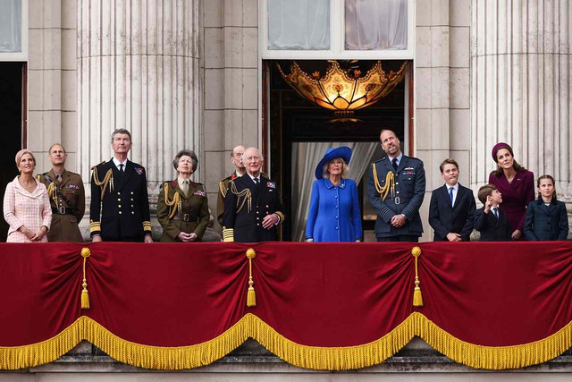 Khoảnh khắc ngọt ngào giữa Vương phi Kate và Công chúa Charlotte trên ban công Cung điện Buckingham khiến fan tan chảy- Ảnh 3.