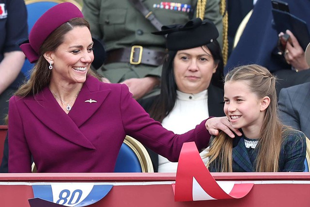 Khoảnh khắc ngọt ngào giữa Vương phi Kate và Công chúa Charlotte trên ban công Cung điện Buckingham khiến fan tan chảy- Ảnh 1.
