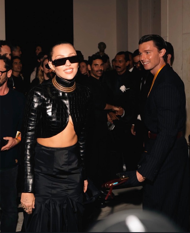 Căng nhất Met Gala 2025: Miley Cyrus đụng mặt tình cũ từng "cắm sừng" mình, có thái độ cực gắt gây bàn tán- Ảnh 1. Căng nhất Met Gala 2025: Miley Cyrus đụng mặt tình cũ từng "cắm sừng" mình, có thái độ cực gắt gây bàn tán- Ảnh 1.