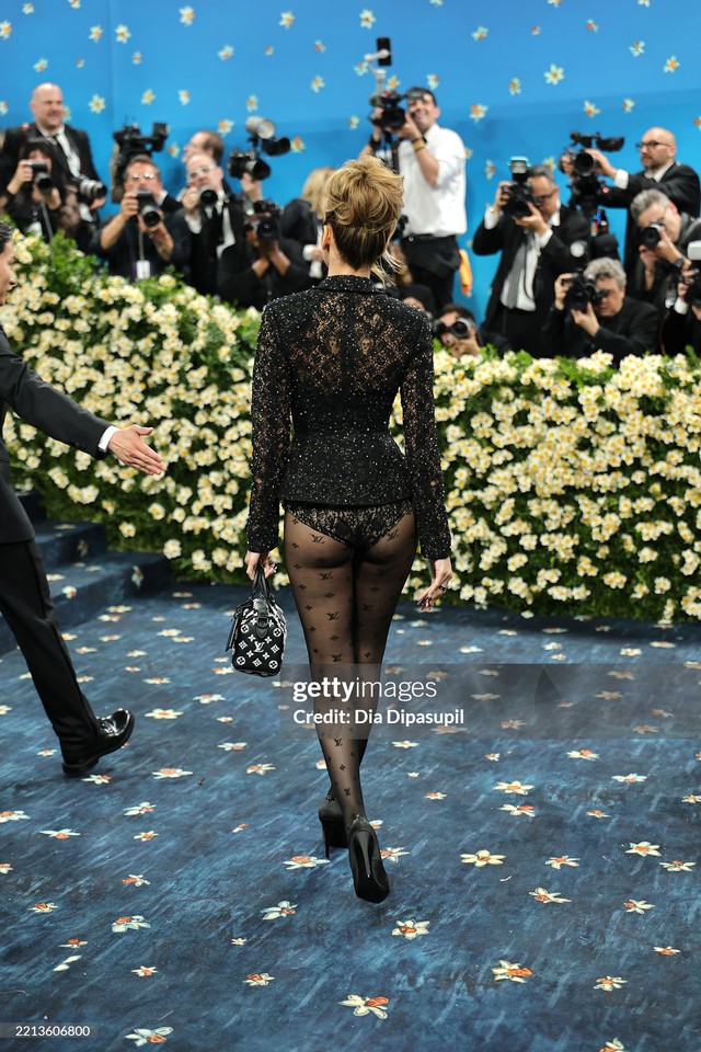 Lisa debut Met Gala: "Cháy" từng milimet, thoát kiếp bị chê nhạt so với hội chị em BLACKPINK nhờ chi tiết hở gây tranh cãi- Ảnh 6. Lisa debut Met Gala: "Cháy" từng milimet, thoát kiếp bị chê nhạt so với hội chị em BLACKPINK nhờ chi tiết hở gây tranh cãi- Ảnh 6.