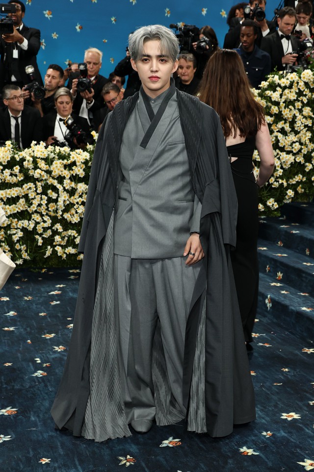 Nam nghệ sĩ Hàn Quốc bị truyền thông quốc tế la ó, thờ ơ tại Met Gala 2025 là ai?- Ảnh 5.