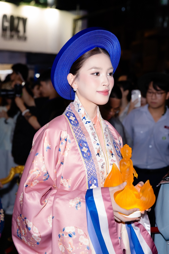 Hoa hậu Tiểu Vy bị tóm cận visual "tỷ lệ vàng", Diệp Lâm Anh và dàn sao diện Việt phục đổ bộ sự kiện- Ảnh 1.