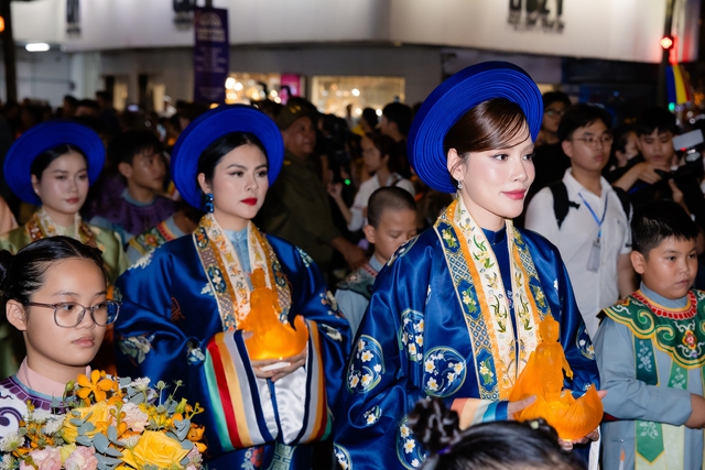 Hoa hậu Tiểu Vy bị tóm cận visual "tỷ lệ vàng", Diệp Lâm Anh và dàn sao diện Việt phục đổ bộ sự kiện- Ảnh 5.