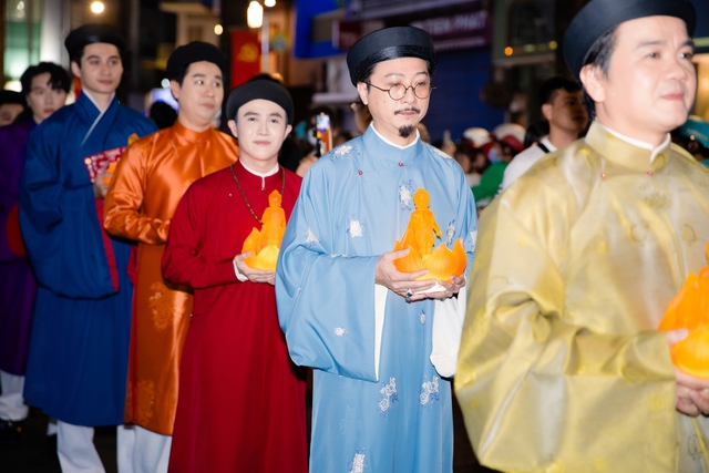 Hoa hậu Tiểu Vy bị tóm cận visual "tỷ lệ vàng", Diệp Lâm Anh và dàn sao diện Việt phục đổ bộ sự kiện- Ảnh 13.