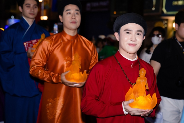 Hoa hậu Tiểu Vy bị tóm cận visual "tỷ lệ vàng", Diệp Lâm Anh và dàn sao diện Việt phục đổ bộ sự kiện- Ảnh 16.