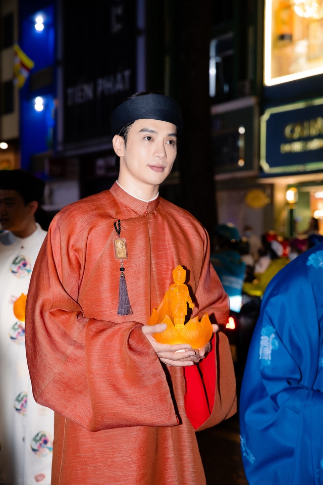 Hoa hậu Tiểu Vy bị tóm cận visual "tỷ lệ vàng", Diệp Lâm Anh và dàn sao diện Việt phục đổ bộ sự kiện- Ảnh 10.