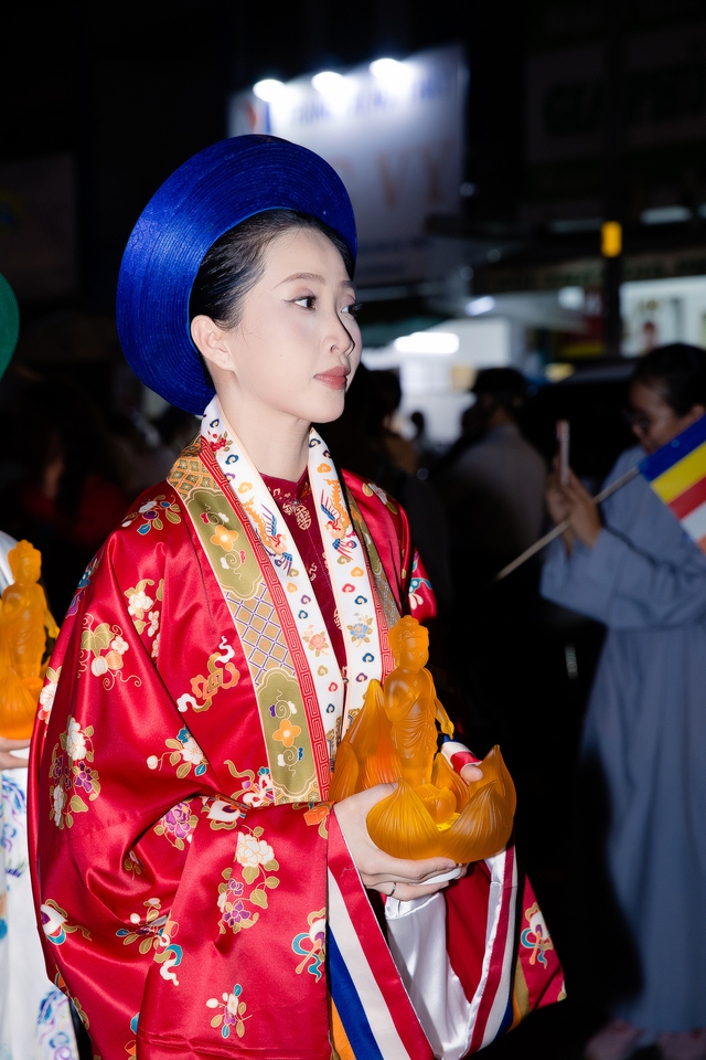 Hoa hậu Tiểu Vy bị tóm cận visual "tỷ lệ vàng", Diệp Lâm Anh và dàn sao diện Việt phục đổ bộ sự kiện- Ảnh 9.