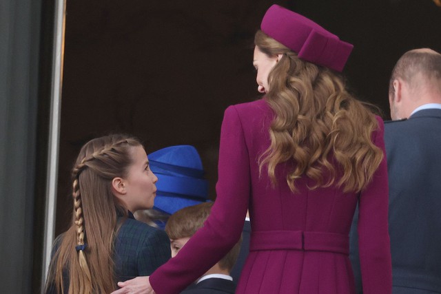 Khoảnh khắc ngọt ngào giữa Vương phi Kate và Công chúa Charlotte trên ban công Cung điện Buckingham khiến fan tan chảy- Ảnh 2.