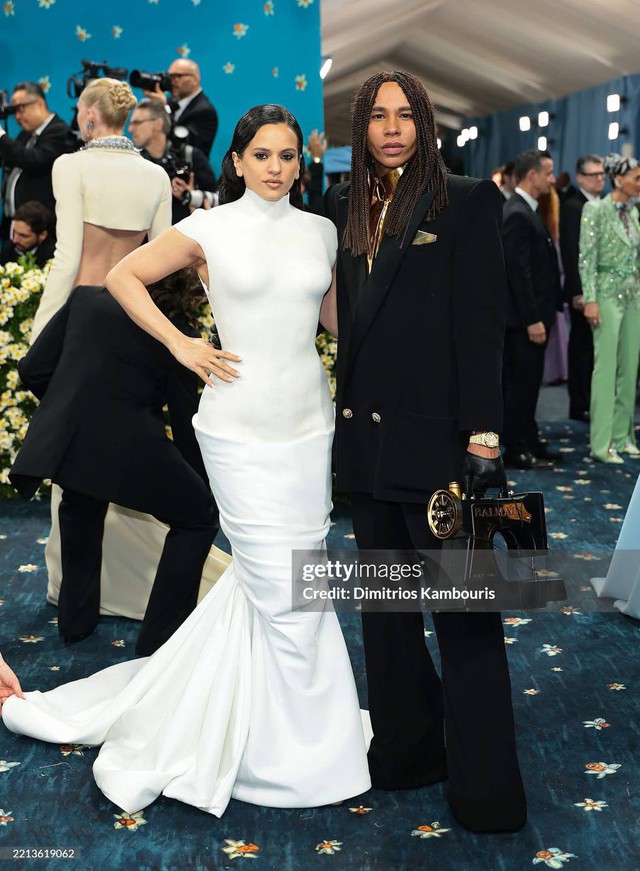 Hội "chơi nổi" Met Gala 2025: Màn xách máy may vác đàn, "biến hình" 19 giây cũng không sốc bằng mặt mộc của Vera Wang- Ảnh 9.