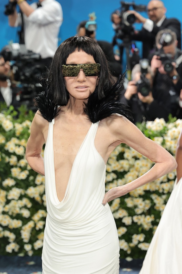 Hội "chơi nổi" Met Gala 2025: Màn xách máy may vác đàn, "biến hình" 19 giây cũng không sốc bằng mặt mộc của Vera Wang- Ảnh 1.