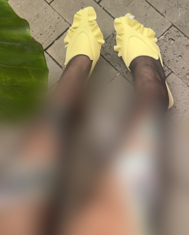 Local brand dùng tiền Việt làm hình ảnh quảng cáo phản cảm, cư dân mạng phẫn nộ- Ảnh 2. Local brand dùng tiền Việt làm hình ảnh quảng cáo phản cảm, cư dân mạng phẫn nộ- Ảnh 2.
