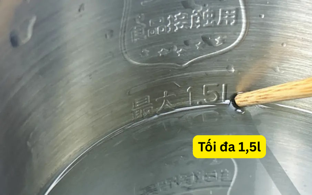 SAI LẦM dùng ấm siêu tốc vừa đốt tiền điện vừa tự rước hoạ vào thân- Ảnh 1. SAI LẦM dùng ấm siêu tốc vừa đốt tiền điện vừa tự rước hoạ vào thân- Ảnh 1.