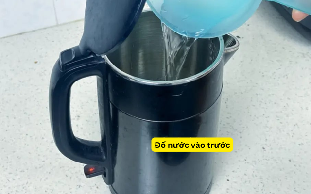 SAI LẦM dùng ấm siêu tốc vừa đốt tiền điện vừa tự rước hoạ vào thân- Ảnh 2. SAI LẦM dùng ấm siêu tốc vừa đốt tiền điện vừa tự rước hoạ vào thân- Ảnh 2.