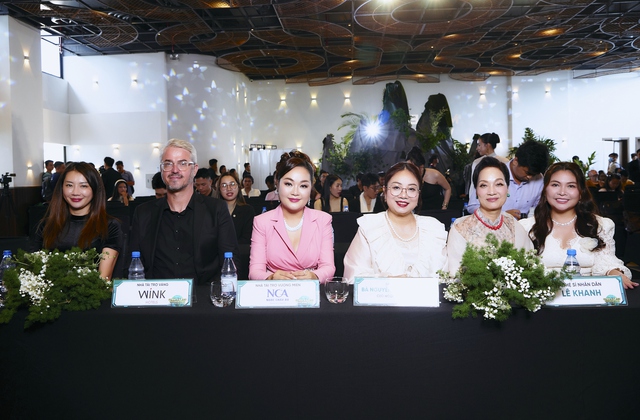 Lộ diện 2 người đẹp là 