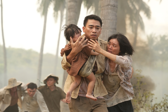 Lý Hải - Minh Hà bị hàng nghìn người bao vây, náo loạn cả một khu phố- Ảnh 5. Lý Hải - Minh Hà bị hàng nghìn người bao vây, náo loạn cả một khu phố- Ảnh 5.
