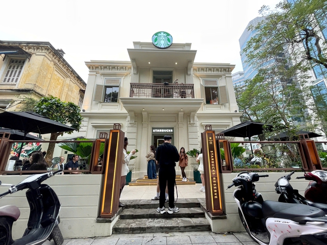 Starbucks toạ lạc ngay Bưu điện Hà Nội: Giá thuê mặt bằng xung quanh không dưới 200 triệu/ tháng, sắp tới là đâu?- Ảnh 6.