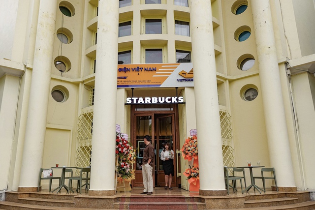 Starbucks Bưu Điện Hà Nội vừa mở đã đông kín, nhưng lại có 1 điểm trừ khiến dân tình tiếc nuối- Ảnh 5.