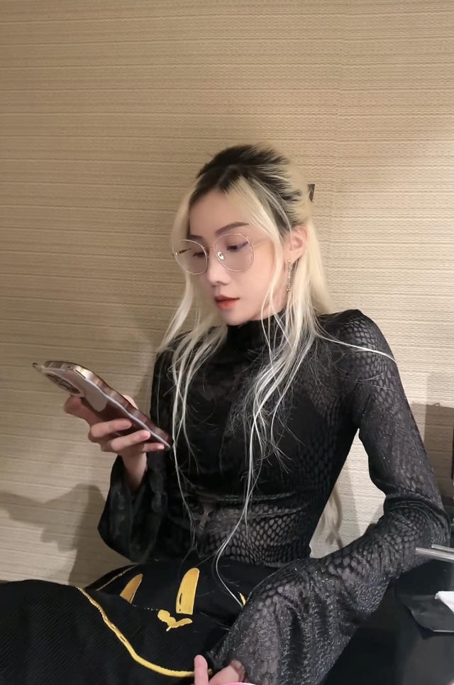 Nữ streamer cá tính, từng bị khán giả quay lưng bởi lùm xùm đời tư, bất ngờ đăng đàn tâm thư "comeback"- Ảnh 1. Nữ streamer cá tính, từng bị khán giả quay lưng bởi lùm xùm đời tư, bất ngờ đăng đàn tâm thư "comeback"- Ảnh 1.