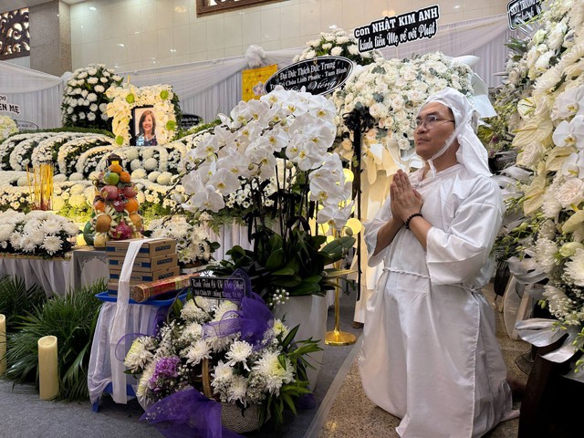 Lễ tiễn đưa mẹ MC Đại Nghĩa: Nam nghệ sĩ bần thần, Trường Giang - Võ Tấn Phát cùng dàn sao đến chia buồn- Ảnh 1. Lễ tiễn đưa mẹ MC Đại Nghĩa: Nam nghệ sĩ bần thần, Trường Giang - Võ Tấn Phát cùng dàn sao đến chia buồn- Ảnh 1.