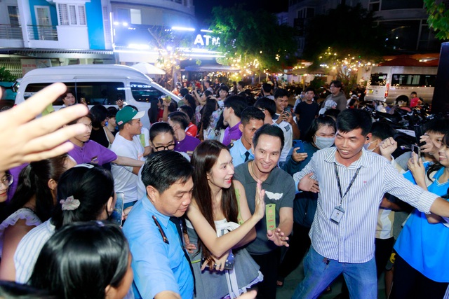 Lý Hải - Minh Hà bị hàng nghìn người bao vây, náo loạn cả một khu phố- Ảnh 4. Lý Hải - Minh Hà bị hàng nghìn người bao vây, náo loạn cả một khu phố- Ảnh 4.