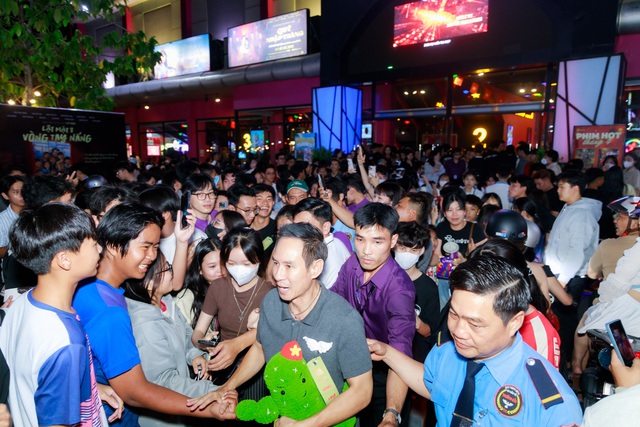Lý Hải - Minh Hà bị hàng nghìn người bao vây, náo loạn cả một khu phố- Ảnh 3. Lý Hải - Minh Hà bị hàng nghìn người bao vây, náo loạn cả một khu phố- Ảnh 3.
