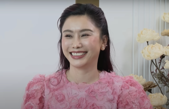 MC gây sốt với clip 4 triệu view ăn lòng se điếu: Sống trong nhà "view triệu đô", dẫn 18 chương trình cùng lúc- Ảnh 2.