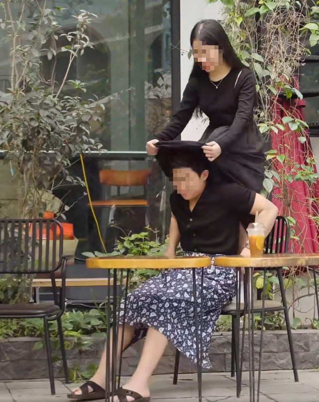 Video chàng trai núp trong váy bạn thân "viral", người xem thả cơn mưa phẫn nộ, chỉ trích sản phẩm nhảm nhí- Ảnh 1. Video chàng trai núp trong váy bạn thân "viral", người xem thả cơn mưa phẫn nộ, chỉ trích sản phẩm nhảm nhí- Ảnh 1.