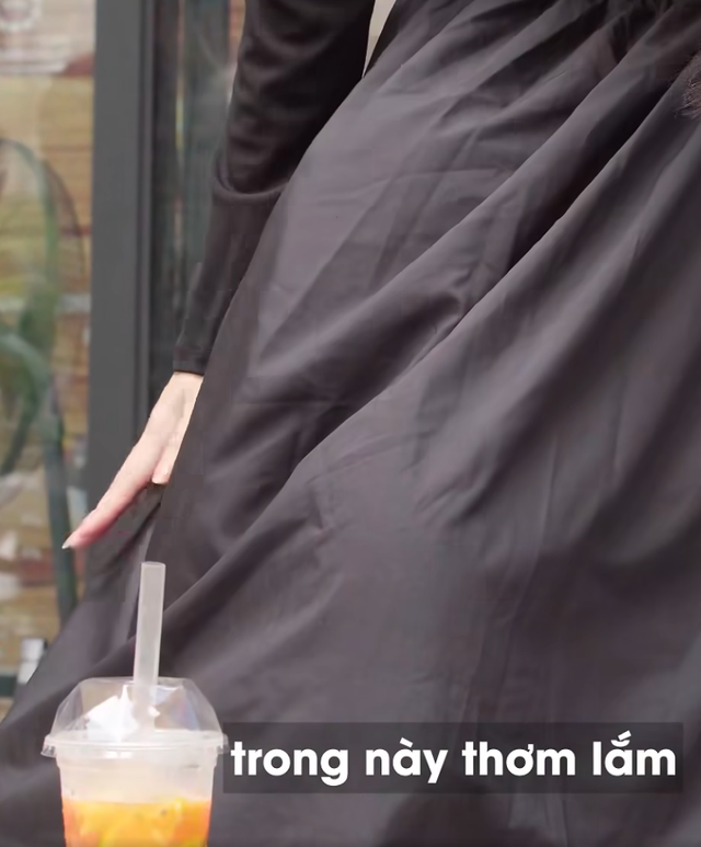 Video chàng trai núp trong váy bạn thân "viral", người xem thả cơn mưa phẫn nộ, chỉ trích sản phẩm nhảm nhí- Ảnh 3. Video chàng trai núp trong váy bạn thân "viral", người xem thả cơn mưa phẫn nộ, chỉ trích sản phẩm nhảm nhí- Ảnh 3.