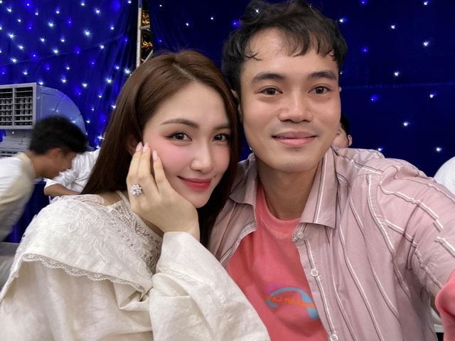 Hoà Minzy đáp lời duyên dáng trước bình luận: "Tấm thân Văn Toàn còn cho Hoà được, dăm ba túi Chanel có tính là gì"- Ảnh 4. Hoà Minzy đáp lời duyên dáng trước bình luận: "Tấm thân Văn Toàn còn cho Hoà được, dăm ba túi Chanel có tính là gì"- Ảnh 4.