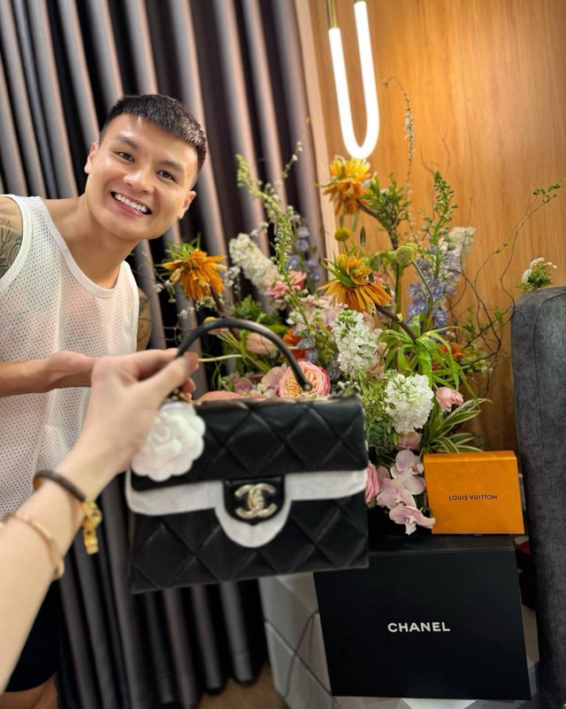 Quang Hải vừa tặng siêu xe gần chục tỷ, Chu Thanh Huyền lại “đòi”thêm túi Chanel, phản ứng của chàng cầu thủ gây bất ngờ- Ảnh 3.