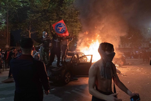 Đêm ăn mừng hóa ác mộng: Paris chìm trong khói lửa bạo loạn khi PSG vô địch Champions League, CĐV và dân thường bỏ mạng- Ảnh 2.