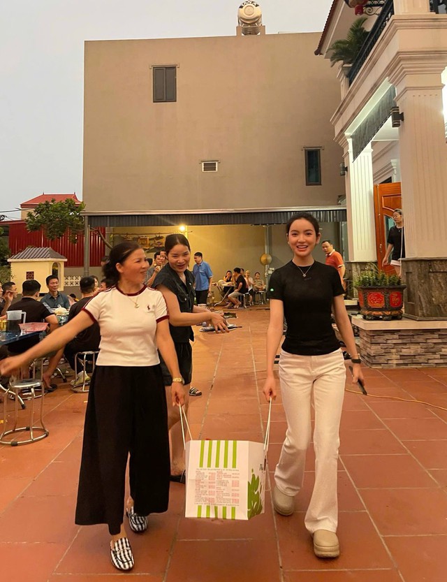 Lộ khoảnh khắc Chu Thanh Huyền về quê Quang Hải ăn cỗ nhưng lấy phần đem về, dân tình liền có phản ứng này- Ảnh 2. Lộ khoảnh khắc Chu Thanh Huyền về quê Quang Hải ăn cỗ nhưng lấy phần đem về, dân tình liền có phản ứng này- Ảnh 2.