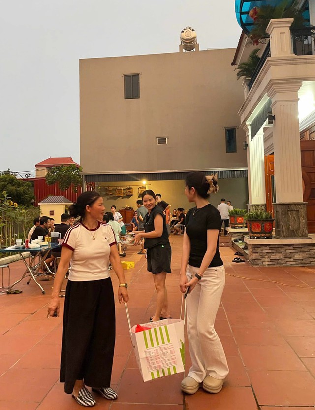 Lộ khoảnh khắc Chu Thanh Huyền về quê Quang Hải ăn cỗ nhưng lấy phần đem về, dân tình liền có phản ứng này- Ảnh 1. Lộ khoảnh khắc Chu Thanh Huyền về quê Quang Hải ăn cỗ nhưng lấy phần đem về, dân tình liền có phản ứng này- Ảnh 1.