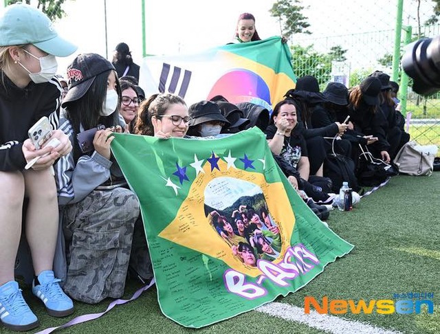"Khối ở nhà" mừng RM - V (BTS) xuất ngũ: J-Hope mở tiệc chào đón, Jin bất ngờ "đột kích" 2 người em- Ảnh 13. "Khối ở nhà" mừng RM - V (BTS) xuất ngũ: J-Hope mở tiệc chào đón, Jin bất ngờ "đột kích" 2 người em- Ảnh 13.