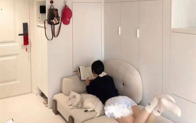 Bức ảnh cô gái nằm đọc sách thu hút chục nghìn like- Ảnh 1.