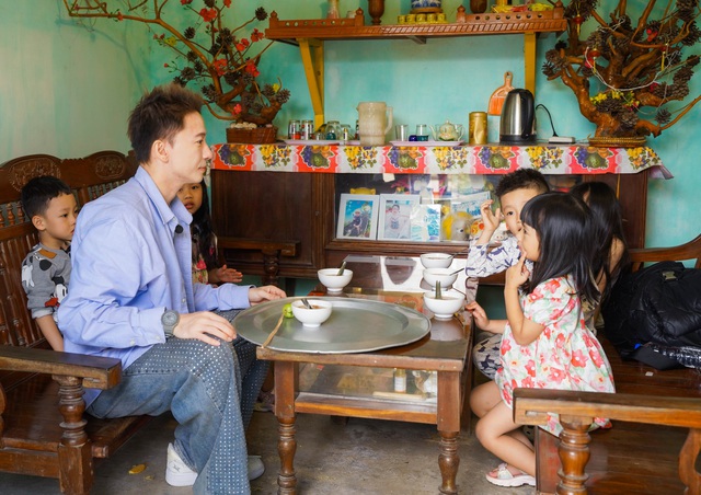 S.T Sơn Thạch lần đầu làm bố: Vào bếp nấu ăn cho 10 người, từng bị trẻ con né tránh vì là "người lạ"- Ảnh 2.