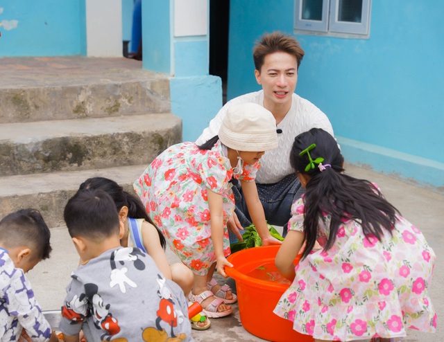 S.T Sơn Thạch lần đầu làm bố: Vào bếp nấu ăn cho 10 người, từng bị trẻ con né tránh vì là "người lạ"- Ảnh 3.