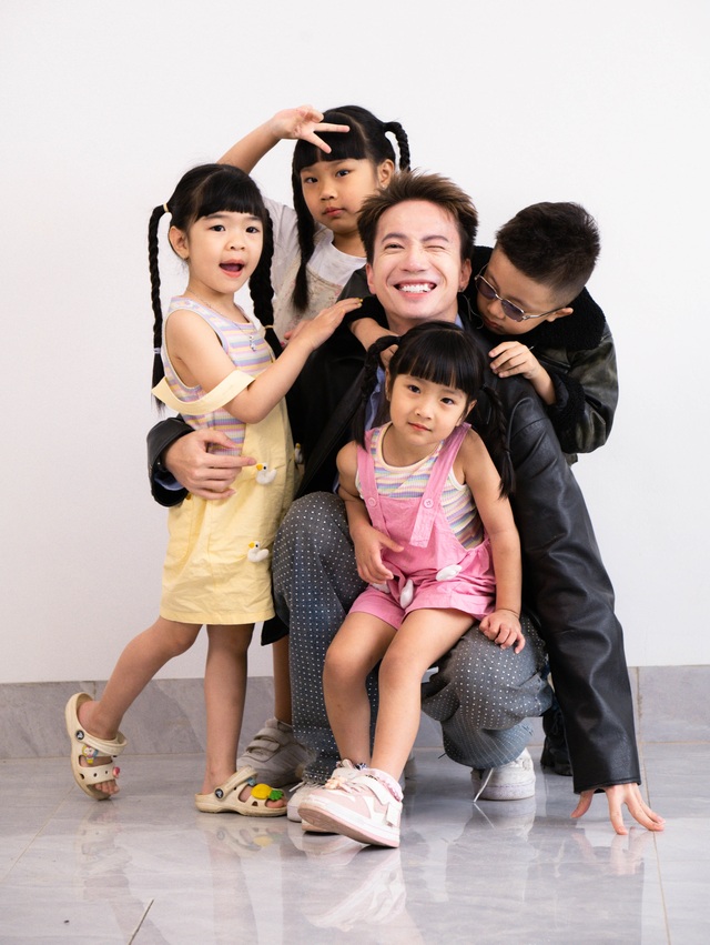 S.T Sơn Thạch lần đầu làm bố: Vào bếp nấu ăn cho 10 người, từng bị trẻ con né tránh vì là "người lạ"- Ảnh 7.