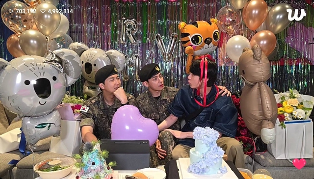 "Khối ở nhà" mừng RM - V (BTS) xuất ngũ: J-Hope mở tiệc chào đón, Jin bất ngờ "đột kích" 2 người em- Ảnh 7. "Khối ở nhà" mừng RM - V (BTS) xuất ngũ: J-Hope mở tiệc chào đón, Jin bất ngờ "đột kích" 2 người em- Ảnh 7.